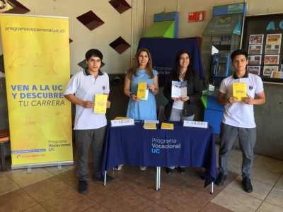 Stand informativo sobre educación superior