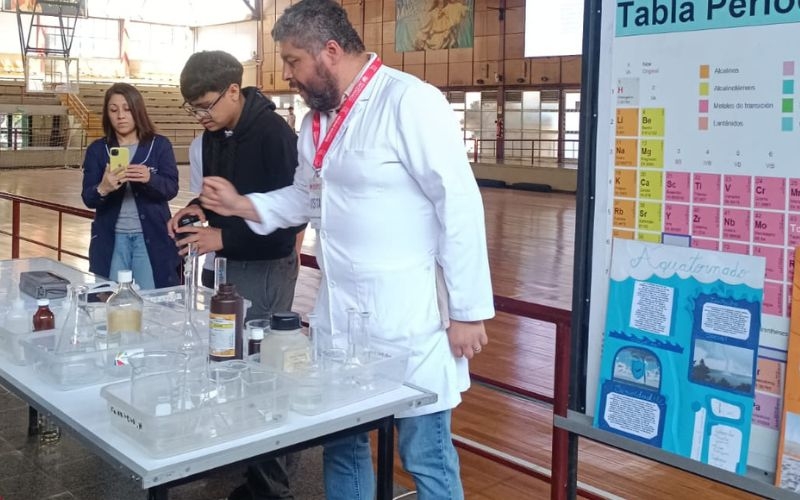 Charla Experimental de Qu&iacute;mica Promueve el Inter&eacute;s por la Ciencia en Salesianos Alameda
