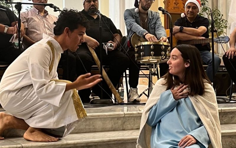 La comunidad educativa se reúne en torno al pesebre para preparar el corazón en vísperas de la Navidad