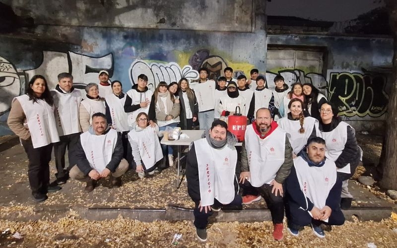 Evangelizar educando en la calle: Jóvenes salesianos protagonizan misiones nocturnas de abrigo y dignidad
