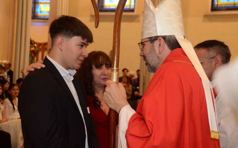 Nuestra Comunidad Celebra la Confirmaci&oacute;n de 61 J&oacute;venes y Adultos