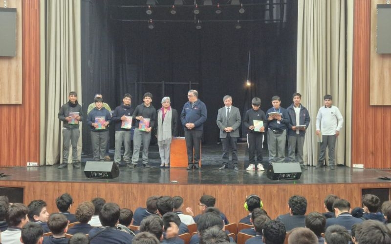 Estudiantes de 7° y 8° básico reciben textos de Religión en jornada formativa