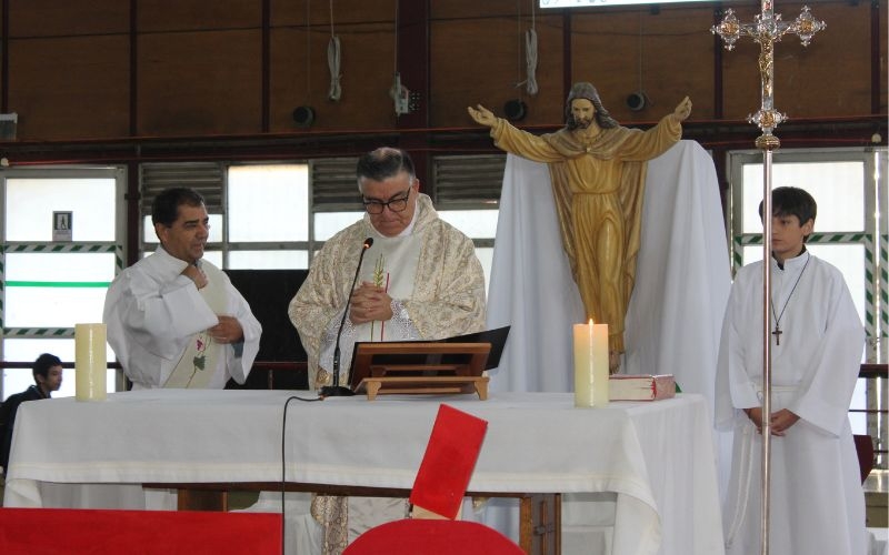 Comunidad celebra la Resurrección de Jesús en Eucaristía pascual