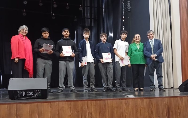 Estudiantes de Primero Medio TP reciben textos Lectópolis para fortalecer la comprensión lectora