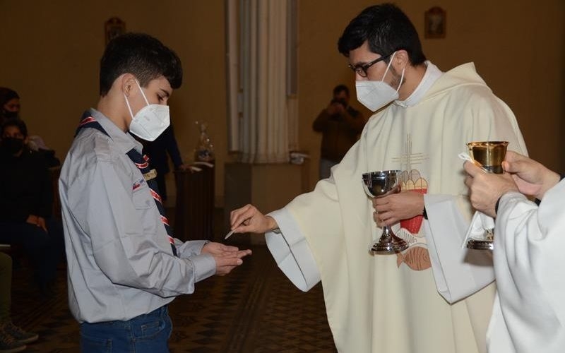 11 jóvenes reciben sacramento de la eucaristía