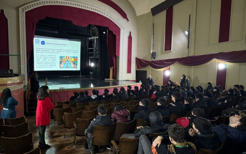 Estudiantes de IV medio participan de charla sobre PAES 2024