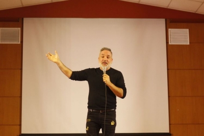 Luis Jara realiza encuentro con estudiantes y apoderados del colegio.