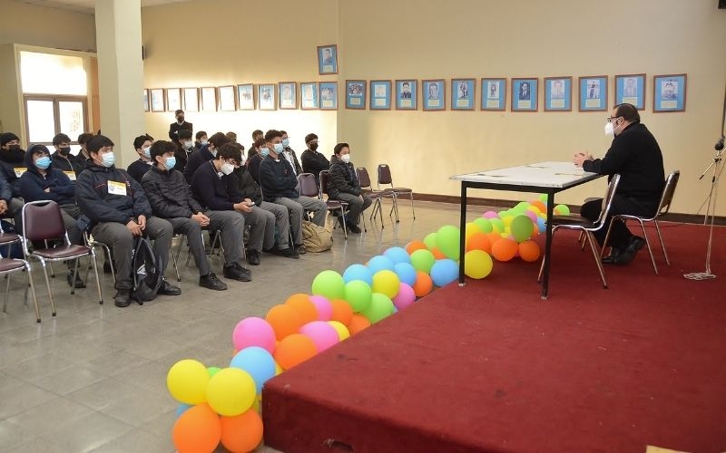 Padre Carlo Lira sdb se reúne con estamentos del colegio