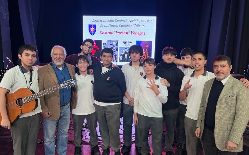 Estudiantes comparten con Ricardo &ldquo;Farz&aacute;n&rdquo; Venegas, integrante hist&oacute;rico de Quilapay&uacute;n